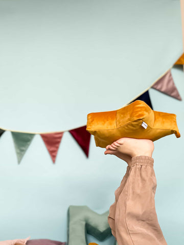 Star- and Cloud-Shaped Cushions – A Festive Alternative