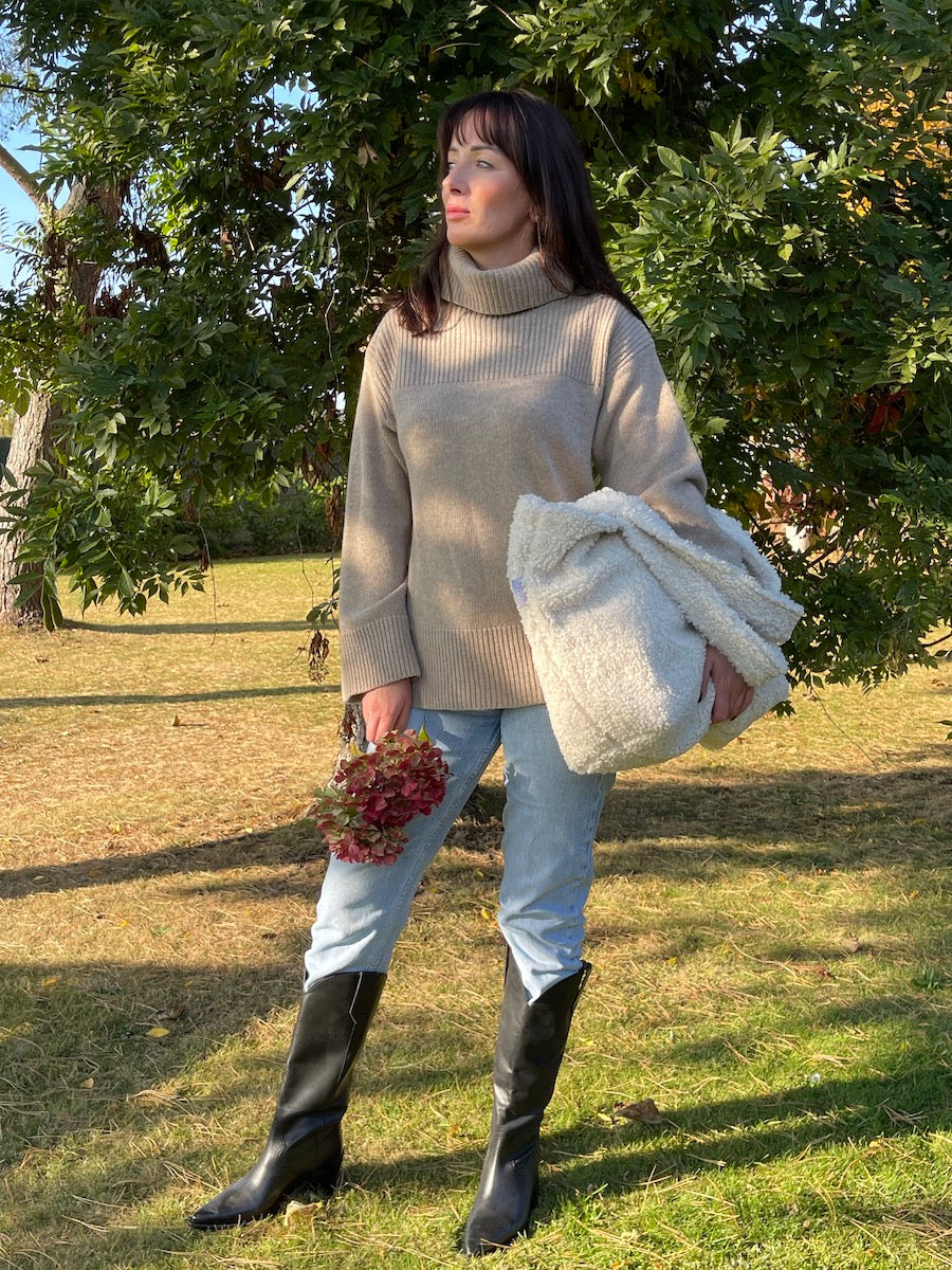 woman in garden next to trees with boucle shopper bag. Fashionable bouclé tote bag for everyday use. boucle tote bag a