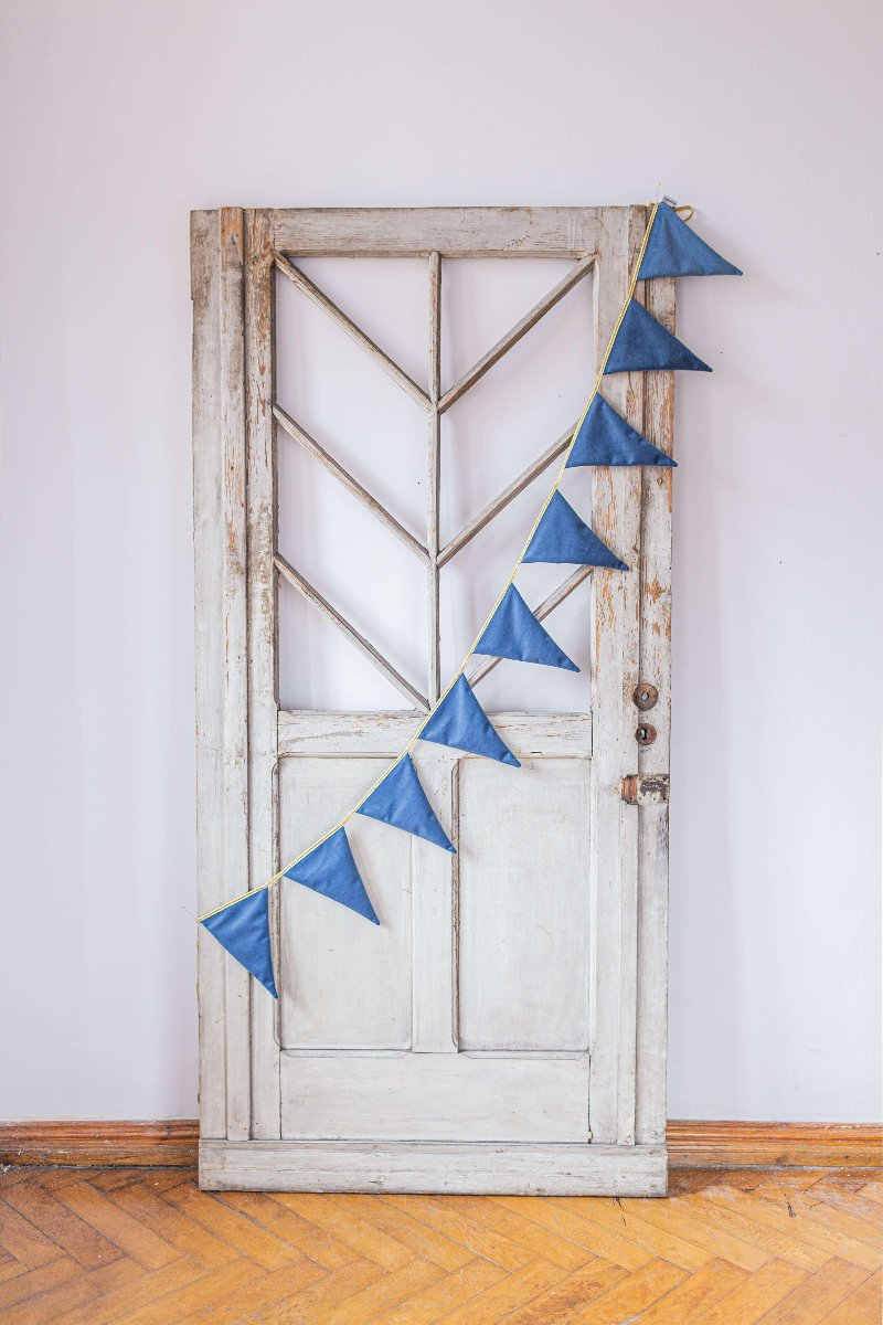 Velvet garland blue